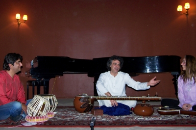 Ιχώρ. Satnam Ghai - τάμπλας, Δημήτρης Ρουμελιώτης - σιτάρ, Ξένια Κατσάρη - ταμπούρα (7 Μαΐου 2011)