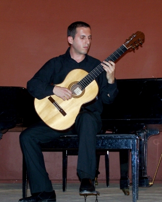 ''Μουσικό ταξίδι χωρίς τον Astor Piazzolla''. Ανδρόνικος Καραμπέρης - κιθάρα (11-05-2012)